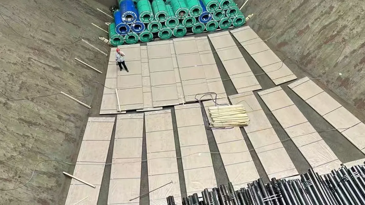 Placas a meia-bodega com trabalhador para escala durante a estiva