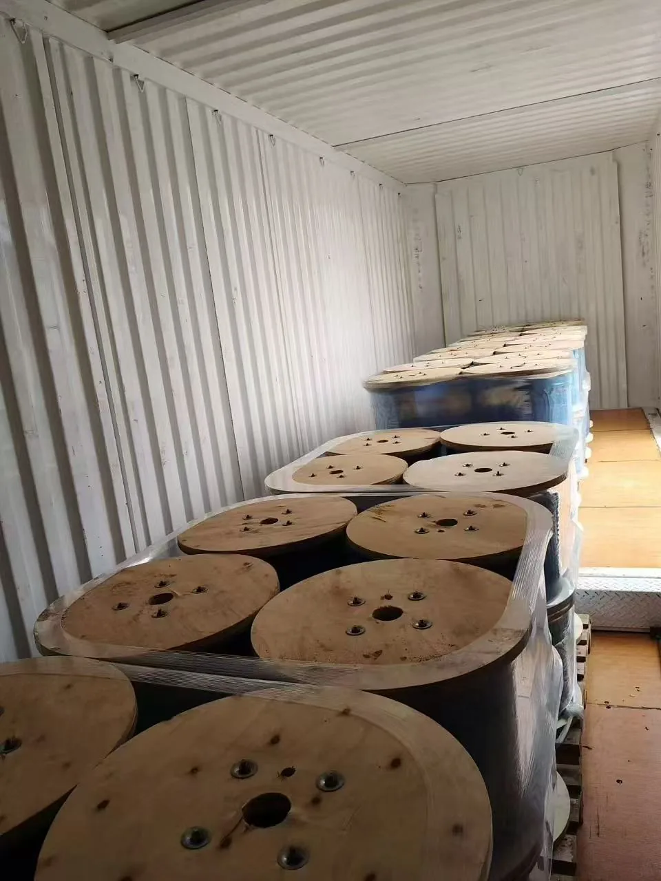 Carretes de cable galvanizado paletizados y envueltos en el contenedor