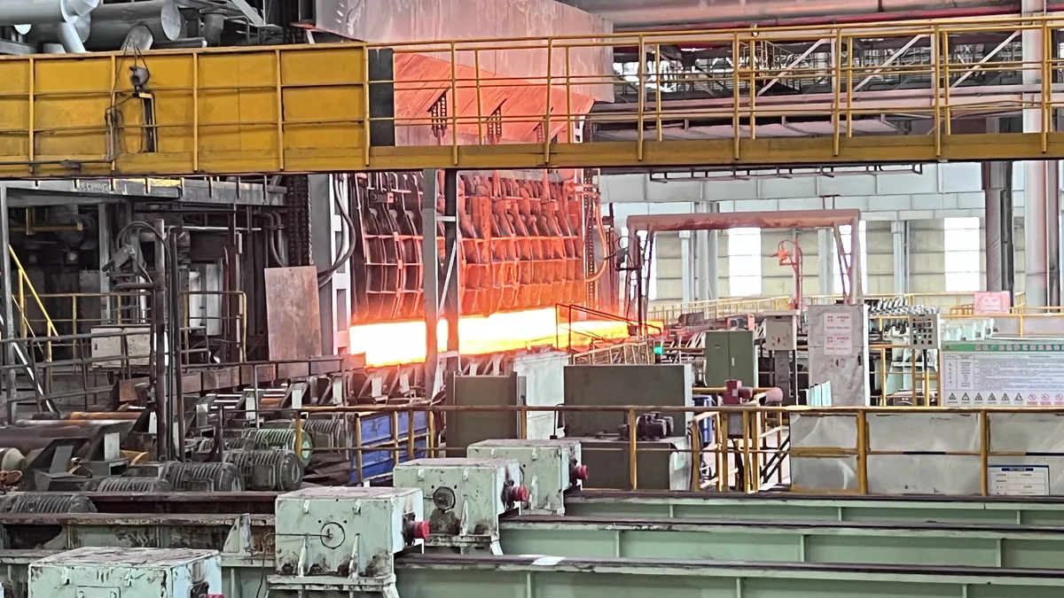 Embalaje de exportación de bobinas de acero y fardos de tubo para carga mixta de contenedor