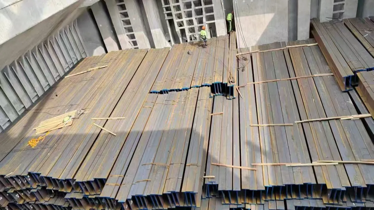 Vigas H con extremos azules estibadas en bodega con dunnage